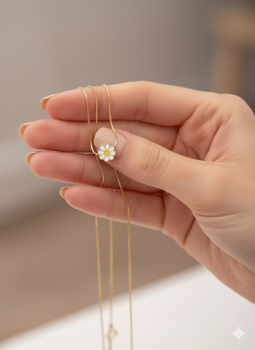The '90s Revival' Enamel Daisy Necklace