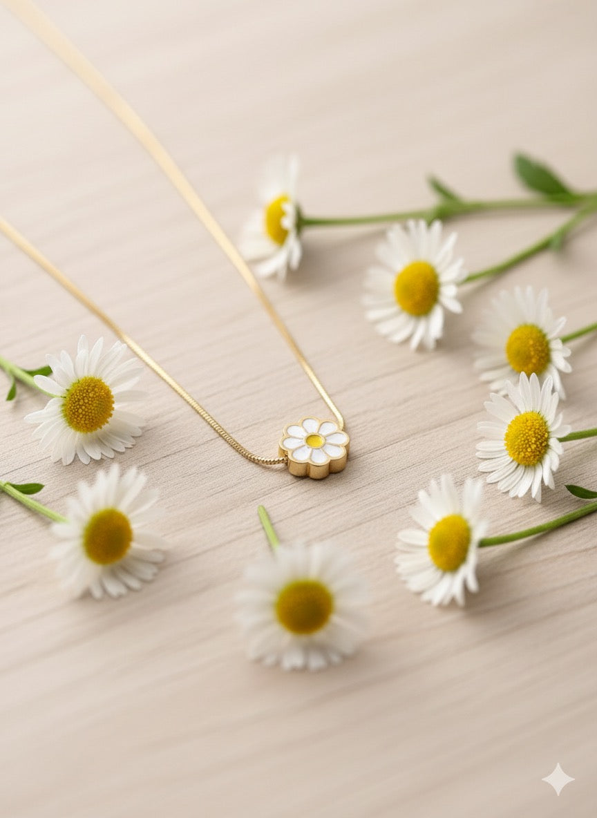 The '90s Revival' Enamel Daisy Necklace