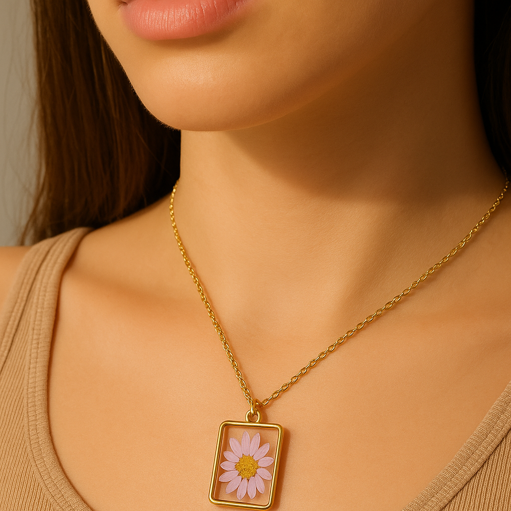 Pressed Flower Resin Necklace – Real Daisy Pendant with Anti-Tarnish Gold Chain | Handmade Nature Jewelry for Women