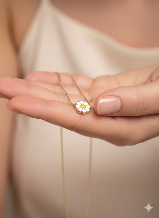 The '90s Revival' Enamel Daisy Necklace